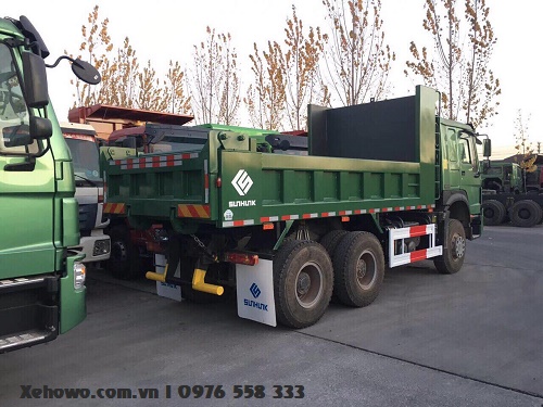 Phía sau xe ben 3 chân Howo máy 371hp nhập khẩu