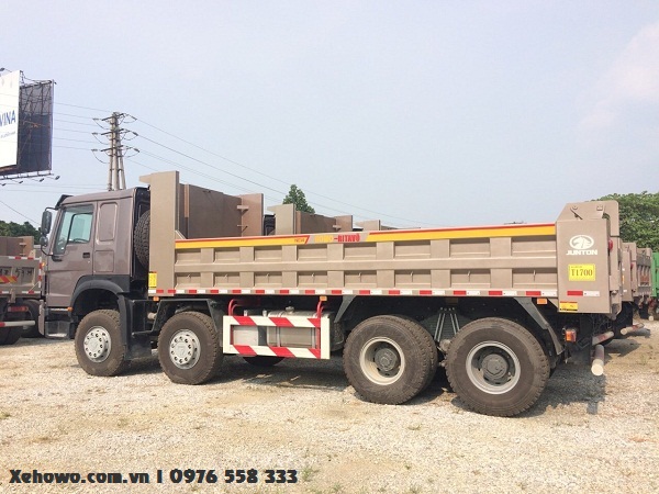 Xe ben howo 4 chân thùng vuông thép T1700 ngoại thất bắt mắt.