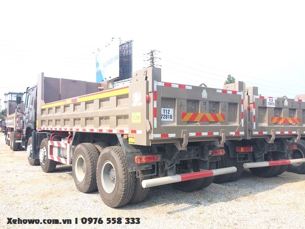 Xe ben howo 4 chân thùng vuông thép T1700 ngoại thất bắt mắt.